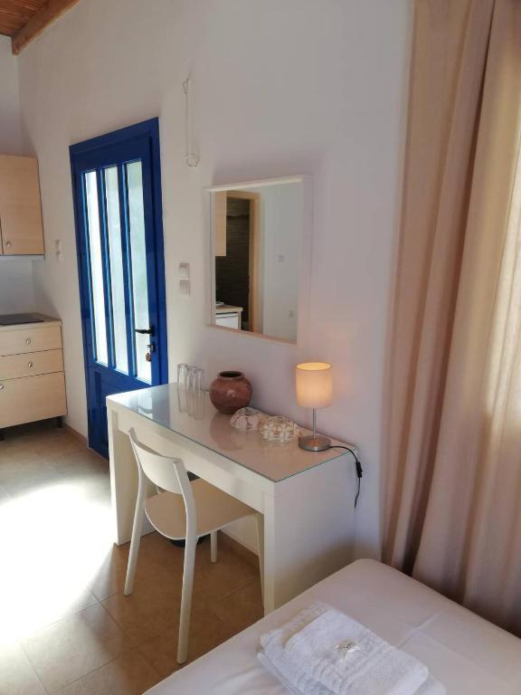 Maistrali Studio With Sea View Apartment Лутро Екстериор снимка