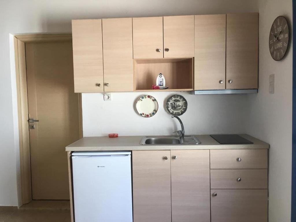 Maistrali Studio With Sea View Apartment Лутро Екстериор снимка